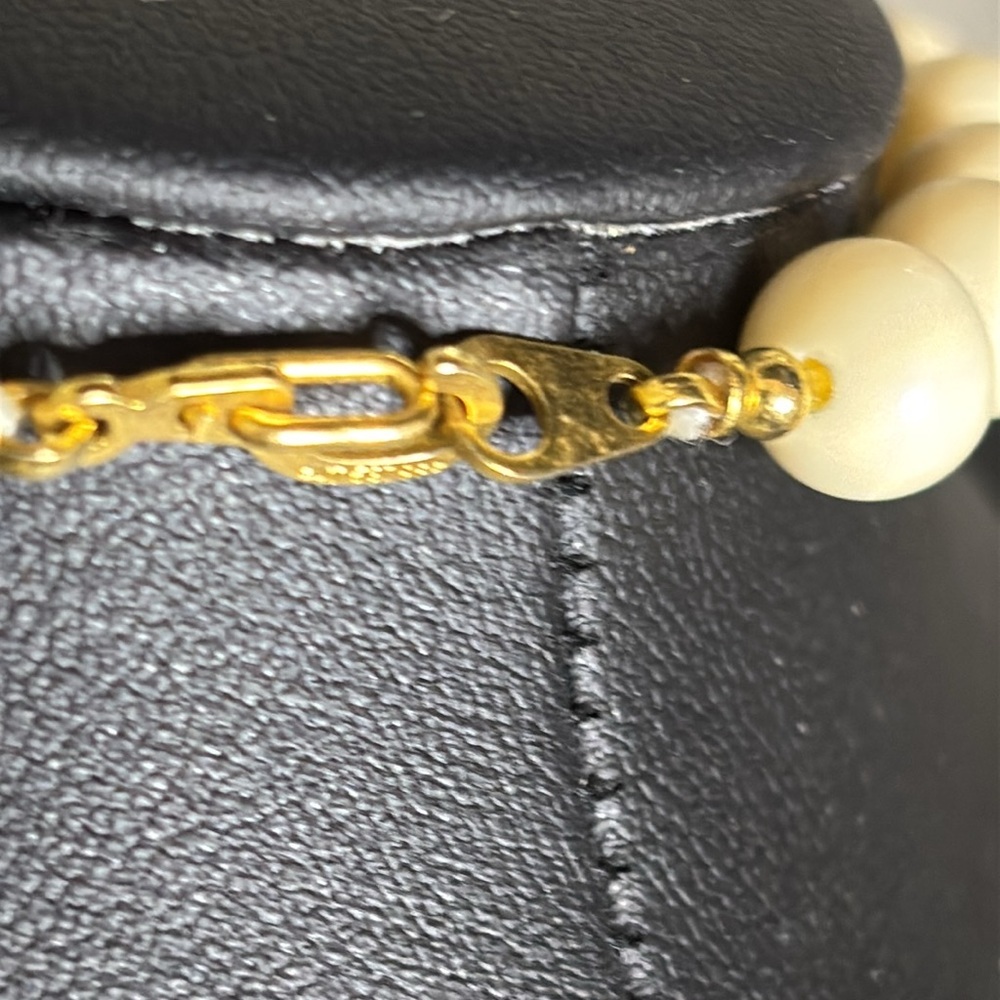 Vintage Patent Ivory Colored Beaded Gold Tone Acrylic Marilyn Necklace - Picture 6 of 9